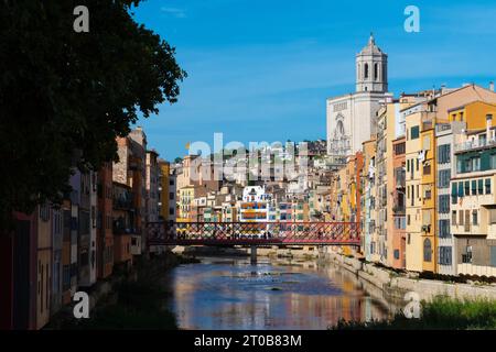 Girona, avec la structure du Pont de les Peixateries Velles sur la rivière Onyar avec la cathédrale austère Gironas jetant un regard sur les toits colorés Banque D'Images