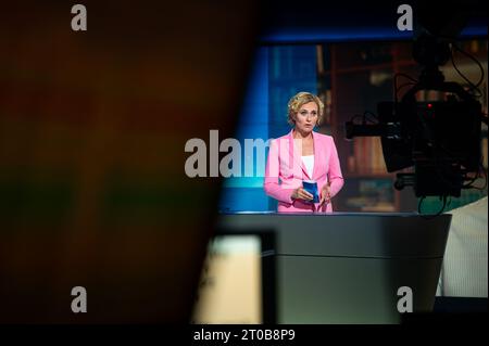 Hambourg, Allemagne. 05 octobre 2023. Présentatrice Caren Miosga lors de son dernier spectacle en studio. Après 16 ans, Caren Miosga a présenté son dernier 'Tagesthemen' sur la chaîne publique allemande Ersten. Crédit : Jonas Walzberg/dpa/Alamy Live News Banque D'Images