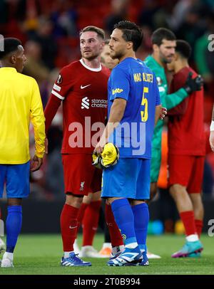 Alexis Mac Allister de Liverpool (à gauche) et Kevin Mac Allister de l'Union SG après le match du Groupe E de l'UEFA Europa League à Anfield, Liverpool. Date de la photo : jeudi 5 octobre 2023. Banque D'Images