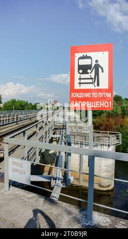 Région de Kaliningrad, Russie, 26 juin 2023. Un train de marchandises passe sur le pont. Wagons du train de marchandises sur le pont. Banque D'Images