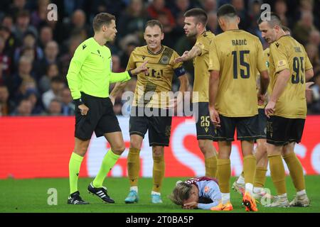 Birmingham, Royaume-Uni. 05 octobre 2023. Les joueurs de HŠK Zrinjski Mostar font appel à l'arbitre Urs Schnyder lors du match de l'UEFA Europa Conference League Aston Villa vs HŠK Zrinjski Mostar à Villa Park, Birmingham, Royaume-Uni, le 5 octobre 2023 (photo Gareth Evans/News Images) à Birmingham, Royaume-Uni le 10/5/2023. (Photo Gareth Evans/News Images/Sipa USA) crédit : SIPA USA/Alamy Live News Banque D'Images