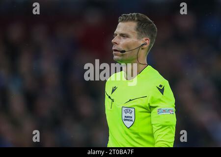 Birmingham, Royaume-Uni. 05 octobre 2023. Arbitre Urs Schnyder lors du match de l'UEFA Europa Conference League Aston Villa vs HŠK Zrinjski Mostar à Villa Park, Birmingham, Royaume-Uni, le 5 octobre 2023 (photo Gareth Evans/News Images) à Birmingham, Royaume-Uni le 10/5/2023. (Photo Gareth Evans/News Images/Sipa USA) crédit : SIPA USA/Alamy Live News Banque D'Images