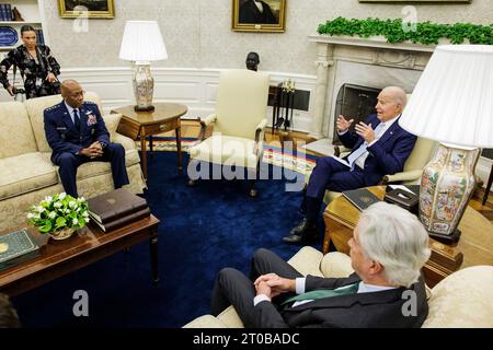 Le président américain Joe Biden rencontre le général de l'armée de l'air américaine Charles Q. Brown, Jr, président, chefs d'état-major interarmées, à gauche, et William J. Burns, directeur de la Central Intelligence Agency (CIA), en bas à droite, dans le bureau ovale de la Maison Blanche à Washington, DC, le 5 octobre 2023. Le Président reçoit un exposé sur l'Ukraine de la part du Président et d'autres membres de son équipe de sécurité nationale. Crédit : Samuel Corum/Pool via CNP Banque D'Images