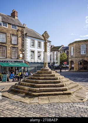 Croix médiévale du marché en pierre d'Alnwick à Alnwick Market place Alnwick, Northumberland, Royaume-Uni, le 26 septembre 2023 Banque D'Images