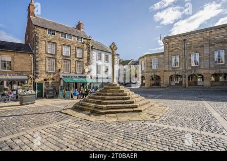 Croix médiévale du marché en pierre d'Alnwick à Alnwick Market place Alnwick, Northumberland, Royaume-Uni, le 26 septembre 2023 Banque D'Images