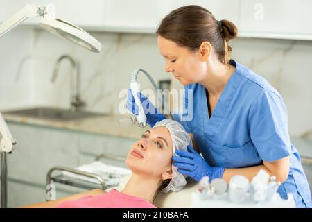 Jeune fille recevant l'oxygénothérapie du visage dans le salon de beauté. Banque D'Images