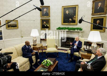 Le président américain Joe Biden rencontre le général de l'armée de l'air américaine Charles Q. Brown, Jr, président, chefs d'état-major interarmées, à gauche, et William J. Burns, directeur de la Central Intelligence Agency (CIA), à droite, dans le bureau ovale de la Maison Blanche à Washington, DC, le 5 octobre 2023. Le Président reçoit un exposé sur l'Ukraine de la part du Président et d'autres membres de son équipe de sécurité nationale. Crédit : Samuel Corum/Pool via CNP Banque D'Images