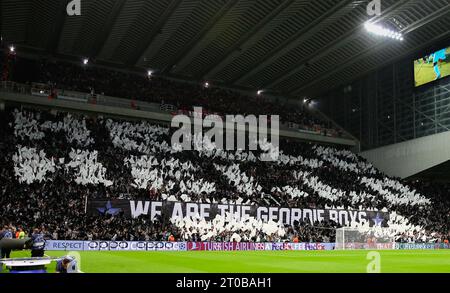 Newcastle, Royaume-Uni. 04 octobre 2023. Bonjour Bonjour nous sommes les Geordie Boys écrits en drapeaux sur le stand Leazes avant le Newcastle United FC contre Paris Saint-Germain FC, UEFA Champions League Round 1 match à St.James' Park, Newcastle, Royaume-Uni le 4 octobre 2023 crédit : chaque deuxième Media/Alamy Live News Banque D'Images