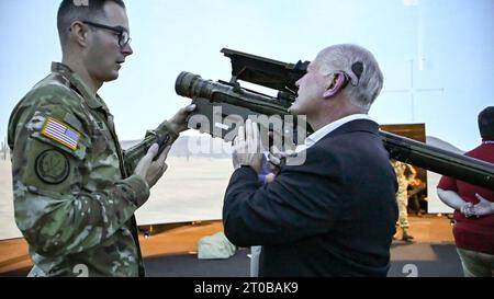 Fort Sill, Oklahoma, États-Unis. 4 octobre 2023. Le maire de la ville de Lawton, STAN Booker, des étudiants et des membres de la communauté se sont réunis pour un événement STEM organisé au Fires Center of Excellence, fort Sill, Oklahoma, dans les installations de la 30th ADA Brigade, 3rd Battalion, 6th Air Defense Artillery Regiment. Axés sur la présentation d'opportunités et de mentorat aux lycéens et à leurs carrières futures, les sergents, conseiller en carrière de l'OCADA ont aidé à répondre aux questions sur les progrès de la technologie dans l'armée américaine et la branche ADA. (Image de crédit : © Amber Osei/U.S. Army/ZUMA Press Wire) À USAGE ÉDITORIAL UNIQUEMENT ! Pas pour comme Banque D'Images