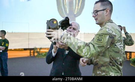 Fort Sill, Oklahoma, États-Unis. 4 octobre 2023. Le maire de la ville de Lawton, STAN Booker, des étudiants et des membres de la communauté se sont réunis pour un événement STEM organisé au Fires Center of Excellence, fort Sill, Oklahoma, dans les installations de la 30th ADA Brigade, 3rd Battalion, 6th Air Defense Artillery Regiment. Axés sur la présentation d'opportunités et de mentorat aux lycéens et à leurs carrières futures, les sergents, conseiller en carrière de l'OCADA ont aidé à répondre aux questions sur les progrès de la technologie dans l'armée américaine et la branche ADA. (Image de crédit : © Amber Osei/U.S. Army/ZUMA Press Wire) À USAGE ÉDITORIAL UNIQUEMENT ! Pas pour comme Banque D'Images