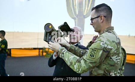 Fort Sill, Oklahoma, États-Unis. 4 octobre 2023. Le maire de la ville de Lawton, STAN Booker, des étudiants et des membres de la communauté se sont réunis pour un événement STEM organisé au Fires Center of Excellence, fort Sill, Oklahoma, dans les installations de la 30th ADA Brigade, 3rd Battalion, 6th Air Defense Artillery Regiment. Axés sur la présentation d'opportunités et de mentorat aux lycéens et à leurs carrières futures, les sergents, conseiller en carrière de l'OCADA ont aidé à répondre aux questions sur les progrès de la technologie dans l'armée américaine et la branche ADA. (Image de crédit : © Amber Osei/U.S. Army/ZUMA Press Wire) À USAGE ÉDITORIAL UNIQUEMENT ! Pas pour comme Banque D'Images