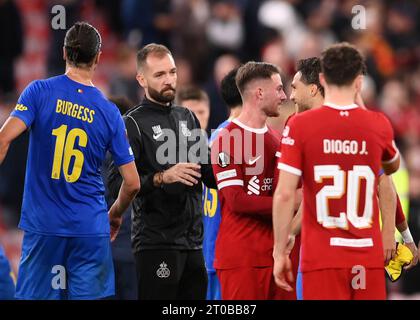 Liverpool, Royaume-Uni. 5 octobre 2023. Kevin Mac Allister de la Royale Union Saint-Gilloise avec son frère Alexis Mac Allister de Liverpool lors du match de l'UEFA Europa League à Anfield, Liverpool. Le crédit photo devrait être : Gary Oakley/Sportimage crédit : Sportimage Ltd/Alamy Live News Banque D'Images