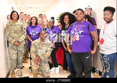 Fort Sill, Oklahoma, États-Unis. 4 octobre 2023. Les étudiants et les membres de la communauté se sont réunis pour un événement STEM organisé au Fires Center of Excellence, fort Sill, Oklahoma, dans les installations de la 30th ADA Brigade, 3rd Battalion, 6th Air Defense Artillery Regiment. Axés sur la présentation d'opportunités et de mentorat aux lycéens et à leurs carrières futures, les sergents, conseiller en carrière de l'OCADA ont aidé à répondre aux questions sur les progrès de la technologie dans l'armée américaine et la branche ADA. (Image de crédit : © Amber Osei/U.S. Army/ZUMA Press Wire) À USAGE ÉDITORIAL UNIQUEMENT ! Non destiné à UN USAGE commercial ! Banque D'Images