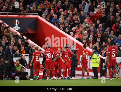 Liverpool, Royaume-Uni. 5 octobre 2023. Le Manager de Liverpool Jurgen Klopp parle à ses joueurs lors du match de l'UEFA Europa League à Anfield, Liverpool. Le crédit photo devrait être : Gary Oakley/Sportimage crédit : Sportimage Ltd/Alamy Live News Banque D'Images