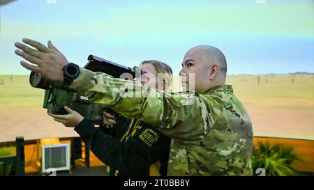 Fort Sill, Oklahoma, États-Unis. 4 octobre 2023. Les étudiants et les membres de la communauté se sont réunis pour un événement STEM organisé au Fires Center of Excellence, fort Sill, Oklahoma, dans les installations de la 30th ADA Brigade, 3rd Battalion, 6th Air Defense Artillery Regiment. Axés sur la présentation d'opportunités et de mentorat aux lycéens et à leurs carrières futures, les sergents, tels que le Sgt. 1st Class TRAMAINE BROWN OCADA conseiller en carrière ont aidé à répondre aux questions sur les progrès de la technologie dans l'armée américaine et la branche ADA. (Image de crédit : © Amber Osei/U.S. Army/ZUMA Press Wire) À USAGE ÉDITORIAL UNIQUEMENT ! Pas pour Comm Banque D'Images