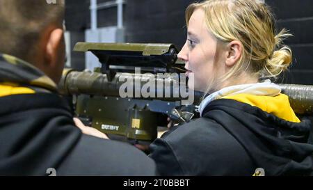 Fort Sill, Oklahoma, États-Unis. 4 octobre 2023. Les étudiants et les membres de la communauté se sont réunis pour un événement STEM organisé au Fires Center of Excellence, fort Sill, Oklahoma, dans les installations de la 30th ADA Brigade, 3rd Battalion, 6th Air Defense Artillery Regiment. Axés sur la présentation d'opportunités et de mentorat aux lycéens et à leurs carrières futures, les sergents, conseiller en carrière de l'OCADA ont aidé à répondre aux questions sur les progrès de la technologie dans l'armée américaine et la branche ADA. (Image de crédit : © Amber Osei/U.S. Army/ZUMA Press Wire) À USAGE ÉDITORIAL UNIQUEMENT ! Non destiné à UN USAGE commercial ! Banque D'Images