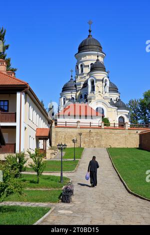 L'église Saint-Georges (1903) au monastère orthodoxe oriental de Capriana (1429) à Capriana, Moldavie Banque D'Images