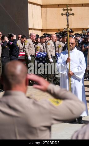 Los Angeles, États-Unis. 05 octobre 2023. Le cercueil du shérif adjoint Ryan Clinkunbroomer de Los Angeles est réalisé à la cathédrale notre-Dame des Anges. Clinkunbroomer a été abattu dans son véhicule de patrouille le mois dernier près de Palmdale, Californie. Crédit : SOPA Images Limited/Alamy Live News Banque D'Images