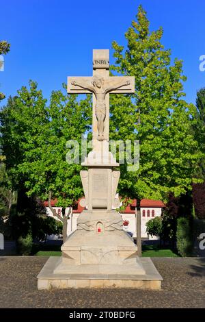 Jésus sur une croix de pierre à l'entrée du monastère de Curchi (fondé en 1773-1775) à Curchi (Vatici), Moldavie Banque D'Images