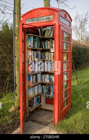 Bristol, Angleterre Royaume-Uni - décembre 28 2022 : ancienne cabine téléphonique rouge anglaise utilisée pour le partage et l'échange de livres. Banque D'Images