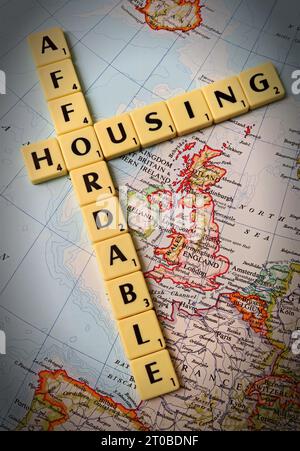Logement abordable en lettres Scrabble, sur une carte de l'Angleterre, du pays de Galles, de l'Écosse, de la Grande-Bretagne, du Royaume-Uni Banque D'Images