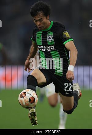 Marseille, France. 5 octobre 2023. Karol Mitoma de Brighton contrôle le ballon lors du match de l'UEFA Europa League au Stade de Marseille. Le crédit photo devrait se lire : Jonathan Moscrop/Sportimage crédit : Sportimage Ltd/Alamy Live News Banque D'Images