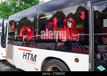 La Haye, pays-Bas. 30 septembre 2023. Extinction Rebels rouges des rébellions, vus dans le bus pendant le vingt-deuxième jour du blocus de protestation A12. La police a arrêté samedi 600 militants qui bloquaient partiellement l’A12 à la Haye. Extinction les manifestations de la rébellion ont bloqué la route d'entrée principale de l'A12 pendant vingt-deux jours consécutifs, exigeant du gouvernement qu'il cesse de soutenir l'industrie des combustibles fossiles. La police a utilisé des canons à eau contre les manifestants. Les 600 manifestants ont été emmenés en bus au stade de football ado et les ont relâchés sans autre action. Le Banque D'Images