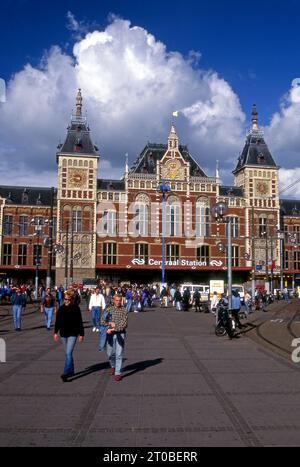 Personnes arrivant à Amsterdam, Hollande à la gare principale, Centraal Station. Banque D'Images