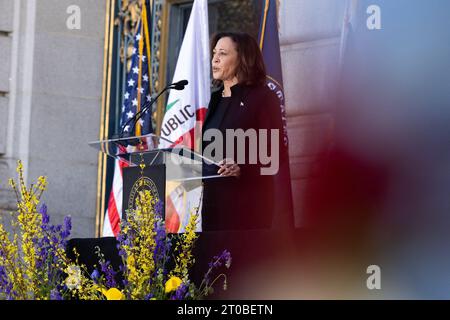 San Francisco, États-Unis. 05 octobre 2023. La vice-présidente Kamala Harris prononce une allocution lors du service commémoratif de la sénatrice Dianne Feinstein à l’hôtel de ville de San Francisco, en Californie, le jeudi 5 octobre 2023. Feinstein est décédé à 90 ans. (Photo Benjamin Fanboy/Pool/ABACAPRESS.COM) crédit : Abaca Press/Alamy Live News Banque D'Images