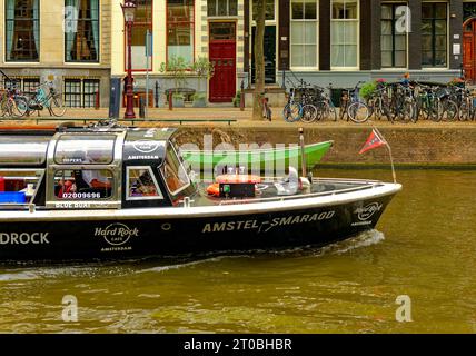 AMSTERDAM, PAYS-BAS - 24 août 2023 : Amsterdam est la capitale des pays-Bas, connue pour son patrimoine artistique, son système de canaux élaboré et son Hou étroit Banque D'Images