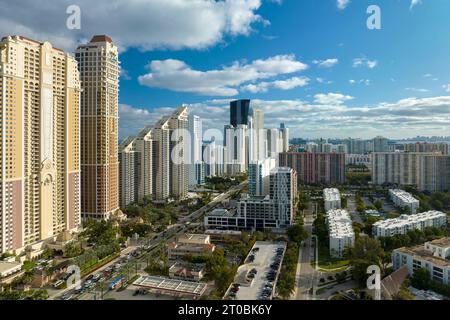 Des hôtels et des condos élevés et chers sur la côte atlantique de l'océan dans la ville de Sunny Isles Beach et la circulation de rue animée. Infrastructure touristique américaine au sou Banque D'Images