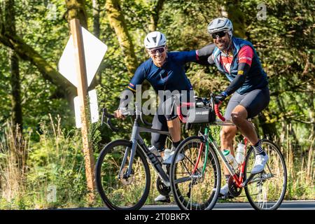 Deux amis à vélo sur la côte de l'Oregon Banque D'Images