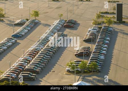 Grand parking du concessionnaire local avec de nombreuses voitures ...