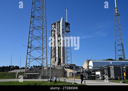 La fusée Atlas V de la United Launch Alliance avec les satellites jumeaux Amazon Project Kuiper se trouvent sur le complexe 41 de la Station spatiale Cape Canaveral le jeudi 5 octobre 2023. Project Kuiper fournira des communications à large bande pour le réseau Amazon. Photo de Joe Marino/UPI crédit : UPI/Alamy Live News Banque D'Images