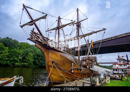 Kingston, NY - US - 24 sept, 2023 le Nao Trinidad, une réplique du navire du 16e siècle Ferdinand Magellan a mené sa première circumnavigation du monde. Banque D'Images