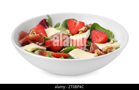 Salade savoureuse au brie, prosciutto, fraises et noix isolées sur blanc Banque D'Images