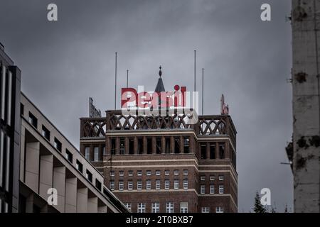 Photo de la tour wilhelm marx haus à Düsseldorf, en Allemagne, avec le logo du détergent à lessive Persil. Persil est une marque allemande de détergent à lessive ma Banque D'Images