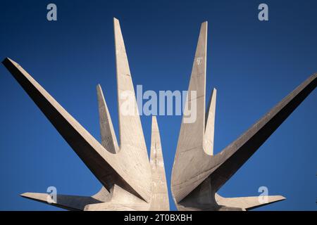 Photo du monument principal du Mémorial de Kosž, en béton sur les montagnes de Kosž, également appelé spomenik borcima kosmajskog odreda . Ce m Banque D'Images