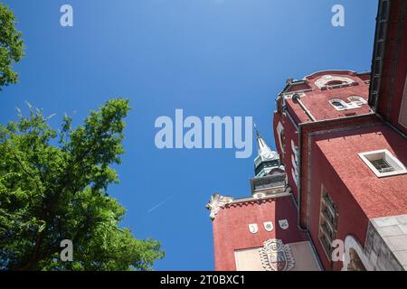 Photo de la tour de l'hôtel de ville de Subotica pendant l'après-midi. L'hôtel de ville de Subotica est situé à Subotica, dans la province de Voïvodine an Banque D'Images