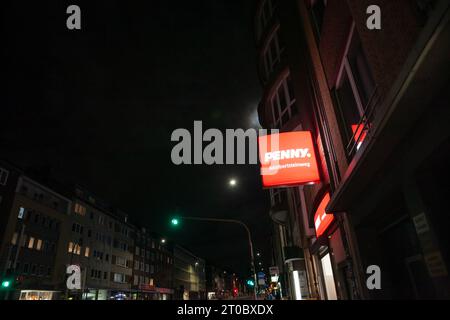 Photo d'un panneau avec le logo de Penny Market prise devant leur boutique pour Prague, Tchéquie. Penny ou internationalement Penny Market est un German-FR Banque D'Images