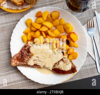 Rôti de veau servi avec des pommes de terre frites Banque D'Images