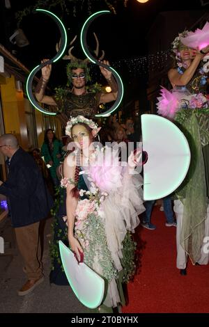 Saint-Ouen, France. 5 octobre 2023. Des personnages bizarres se promènent lors du Festival annuel des puces de Paris Saint-Ouen au marché Biron sur le thème « puces et nature » le jeudi 5 octobre 2023 à Saint-Ouen, France. Crédit : Bernard Menigault/Alamy Live News Banque D'Images