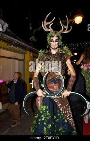 Saint-Ouen, France. 5 octobre 2023. Des personnages bizarres se promènent lors du Festival annuel des puces de Paris Saint-Ouen au marché Biron sur le thème « puces et nature » le jeudi 5 octobre 2023 à Saint-Ouen, France. Crédit : Bernard Menigault/Alamy Live News Banque D'Images