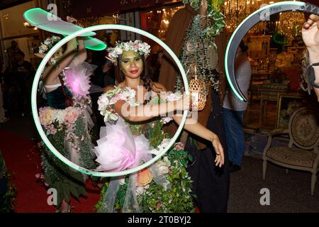 Saint-Ouen, France. 5 octobre 2023. Des personnages bizarres se promènent lors du Festival annuel des puces de Paris Saint-Ouen au marché Biron sur le thème « puces et nature » le jeudi 5 octobre 2023 à Saint-Ouen, France. Crédit : Bernard Menigault/Alamy Live News Banque D'Images