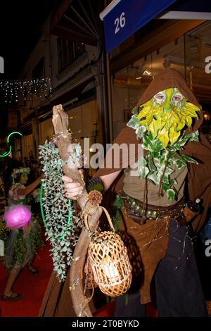 Saint-Ouen, France. 5 octobre 2023. Des personnages bizarres se promènent lors du Festival annuel des puces de Paris Saint-Ouen au marché Biron sur le thème « puces et nature » le jeudi 5 octobre 2023 à Saint-Ouen, France. Crédit : Bernard Menigault/Alamy Live News Banque D'Images