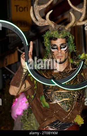 Saint-Ouen, France. 5 octobre 2023. Des personnages bizarres se promènent lors du Festival annuel des puces de Paris Saint-Ouen au marché Biron sur le thème « puces et nature » le jeudi 5 octobre 2023 à Saint-Ouen, France. Crédit : Bernard Menigault/Alamy Live News Banque D'Images