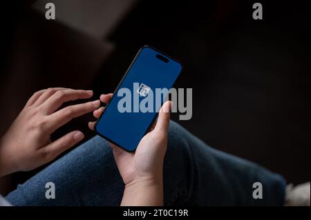 Chiang mai, Thaïlande - octobre 05 2023 : une femme assise à l'intérieur et utilisant une application LinkedIn via son téléphone Iphone14. Un logo LinkedIn sur un Iphone14 scre Banque D'Images