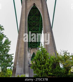 Arches gothiques sur le pont support de St. Johns Bridge, Portland, Oregon, États-Unis Banque D'Images