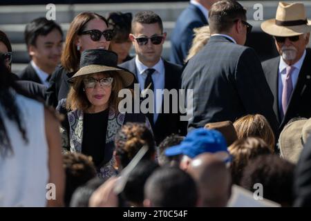 San Francisco, CA, États-Unis. 5 octobre 2023. La députée à la retraite Jackie Spier arrive pour le service commémoratif de la sénatrice Dianne Feinstein à l’hôtel de ville le jeudi 5 octobre 2023 à San Francisco. Le sénateur américain Dianne Feinstein de Californie, démocrate centriste et championne des causes libérales qui a été élue au Sénat en 1992 et a brisé les barrières de genre tout au long de sa longue carrière dans la politique locale et nationale est décédée la semaine dernière à 90 ans. (Image de crédit : © Paul Kitagaki Jr./ZUMA Press Wire) USAGE ÉDITORIAL SEULEMENT! Non destiné à UN USAGE commercial ! Banque D'Images