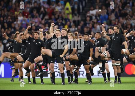 Lyon, France, jeudi. 5 octobre 2023. Les joueurs néo-zélandais jouent Haka avant la poule de la coupe du monde de rugby Un match entre la Nouvelle-Zélande et l'Uruguay au stade OL de Lyon, France, le jeudi 5 octobre 2023. Crédit : Aki Nagao/AFLO/Alamy Live News Banque D'Images